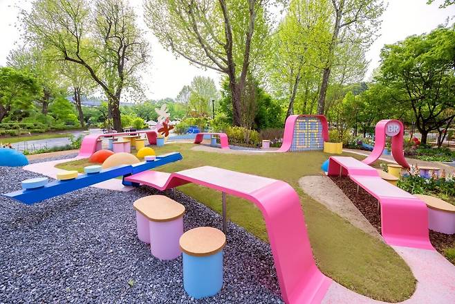 SPC 배스킨라빈스가 5일 어린이날을 맞아 서울 광진구에 위치한 서울 어린이대공원에 핑크스푼을 업사이클링해 조성한 놀이 정원 '핑크드림가든'을 공개했다. /배스킨라빈스