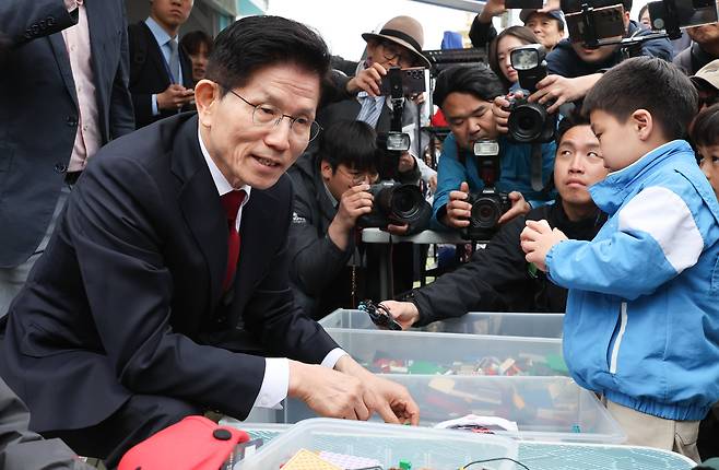 김문수 국민의힘 대통령 후보가 5일 서울 종로구 광화문광장육조마당에서 열린 가족 동행 축제 '펀펀한 광화문광장'을 방문해 어린이들과 블럭 모자를 만들고 있다./뉴스1