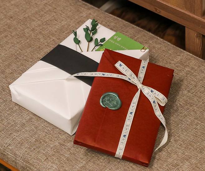 구독 서비스 '설렘' 책 포장(왼쪽)과 일반 책 포장. /박성원 기자