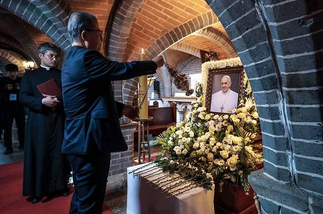 프란치스코 교황 빈소에 조문하는 이용훈 주교. ⓒ 뉴시스