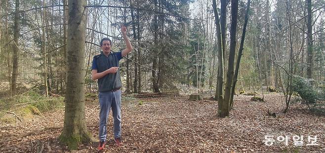 슈투트가르트시 ‘그린 U(Green U)’ 숲은 도심을 둘러싸고 약 8km 길이로 조성된 숲길이다. 주변 산과 계곡에서 불어온 찬 공기를 도심으로 끌어들여 공기 질을 개선하고 도시의 열섬 현상을 완화하는 역할을 한다. 3월 21일(현지 시간) 슈투트가르트에 있는 숲 교육기관 ‘숲의 집’ 외부에서 막시밀리안 크로프 소장이 숲의 장점을 설명하고 있다. 
슈투트가르트=조은아 특파원 achim@donga.com