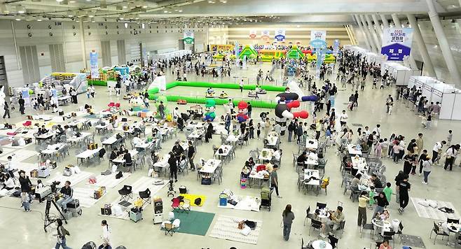 5일 경남 창원컨벤션센터에서 열린 ‘2025&nbsp;두산가족문화제’ 참석자들이 가족들과 함께 즐거운 시간을 보내고 있다. 두산에너빌리티 제공&nbsp;