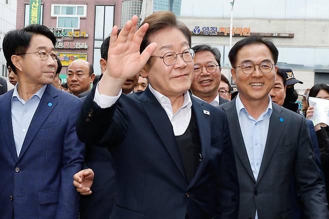 이재명 더불어민주당 대통령 후보가 2차 골목골목 경청투어에 나선 5일 오후 경기 양평군 양평시장을 찾아 인사하고 있다. 2025.5.5/뉴스1