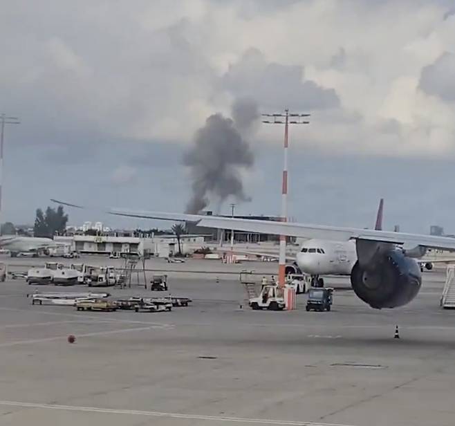 4일(현지시간) 이스라엘 텔아비브의 벤구리온 국제공항 근처에 예멘 후티반군이 발사한 미사일이 낙하해 연기가 피어오르는 모습. 〈사진=엑스(X) 갈무리〉