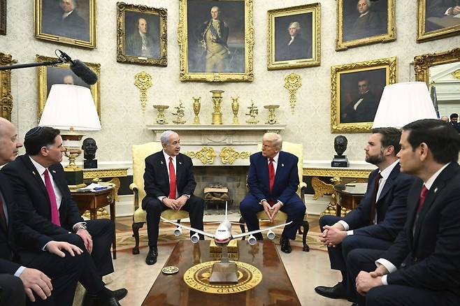 도널드 트럼프(오른쪽) 미국 대통령과 베냐민 네타냐후 이스라엘 총리가 7일(현지 시간) 백악관 집무실에서 회담하고 있다. 이 자리에는 JD 밴스 부통령, 마코 루비오 국무장관 등도 참석했다. 2025.04.08.[워싱턴=AP/뉴시스]