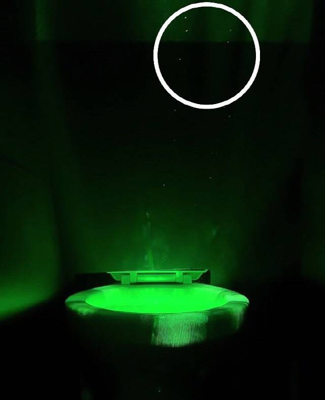 변기 물내림 시 비말 확산 장면. 레이저 활용 실험. 유한킴벌리 제공