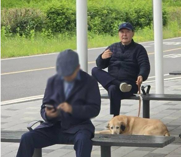 5일 서울 동작대교 부근 한강공원에서 목격된 윤석열 전 대통령. 온라인 커뮤니티 갈무리