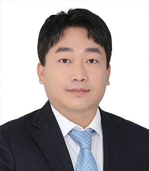 이진성 김앤장 법률사무소 변호사 - 서울대 영어교육학, 영남대 법학전문대학원 전문 석사, 서울대 법학전문대학원 전문 박사, 제1회 변호사 시험, 현 한국풍력산업협회 감사