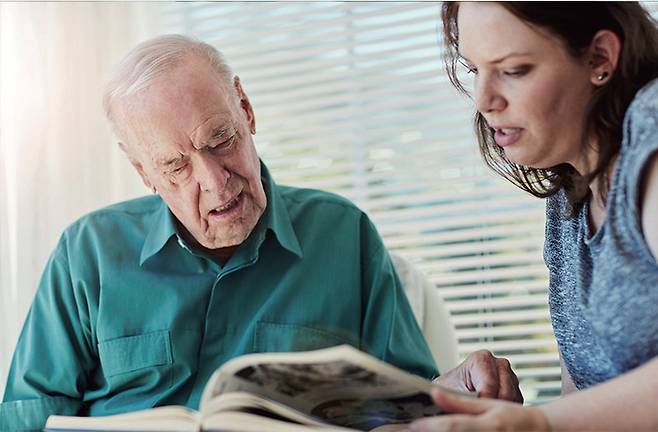 치매 아버지를 돌보는 딸. /셔터스톡