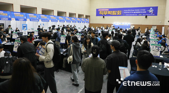 가천대가 최근 개최한 '가천멘토와 함께하는 직무박람회'에서 학생들이 졸업생 멘토와 상담을 하고 있다.