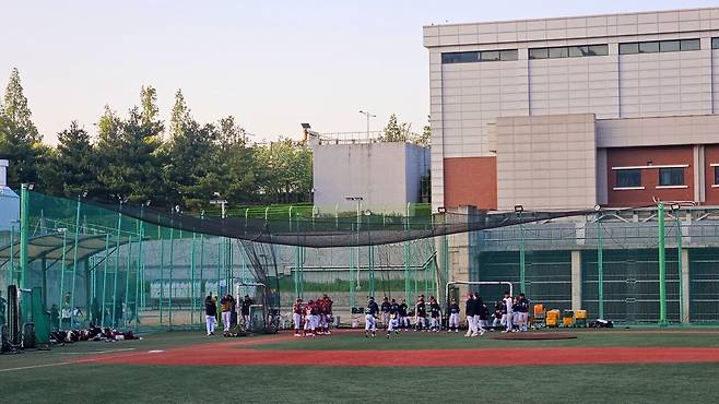 20250504_184531.jpg 저녁 아들 연습경기라 와이프 생일 기념 피자 치킨 배달ㅋㅋㅋ