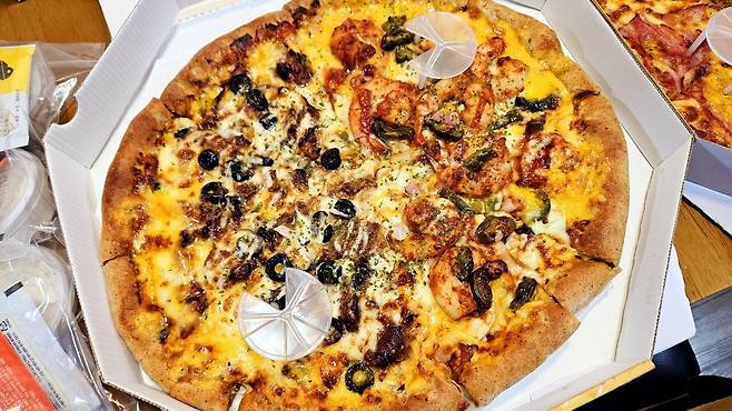 20250504_210832.jpg 저녁 아들 연습경기라 와이프 생일 기념 피자 치킨 배달ㅋㅋㅋ