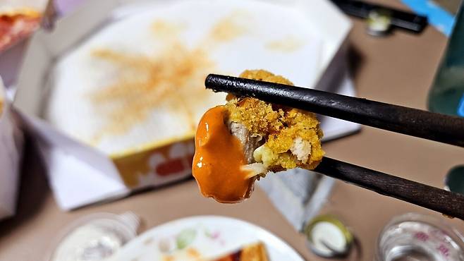 20250504_213839.jpg 저녁 아들 연습경기라 와이프 생일 기념 피자 치킨 배달ㅋㅋㅋ