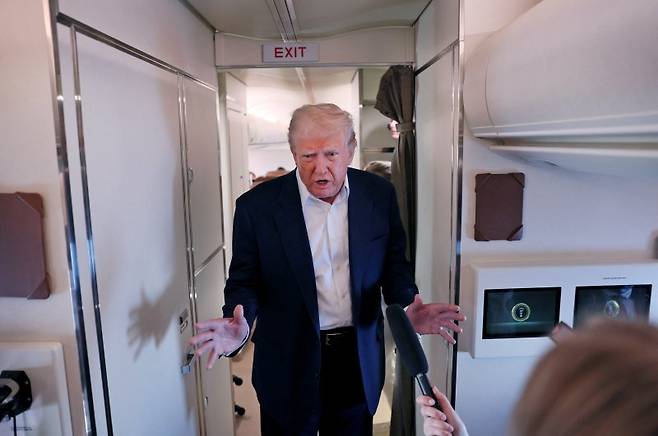 도널드 트럼프 미국 대통령이 4일(현지시간) 미 플로리다주 웨스트팜비치에서 워싱턴으로 이동 중 공군1호기에서 기자들의 질문에 답하고 있다.로이터연합뉴스