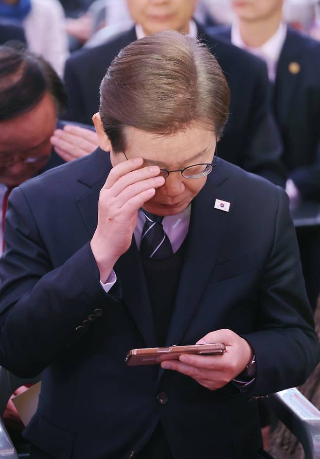 이재명 더불어민주당 대선 후보가 5일 서울 종로구 조계사에서 열린 불기 2569년 부처님오신날 봉축법요식에 참석해 휴대전화를 확인하고 있다. /사진=연합뉴스