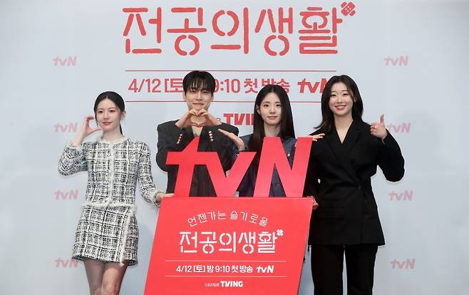 배우 고윤정(왼쪽부터), 강유석, 신시아, 한예지가 10일 오후 서울 구로구 라마다신도림에서 열린 tvN 새 토일드라마 '언젠가는 슬기로울 전공의생활' 제작발표회에서 포즈를 취하고 있다. 뉴시스