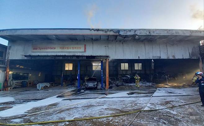 지난 4일 오후 6시께 부산 기장군 기장읍 청강리에 위치한 한 차량 정비업소에서 화재가 나 차량 3대가 소실되는 피해가 발생했다. 사진은 화재사고 현장. 부산소방재난본부 제공