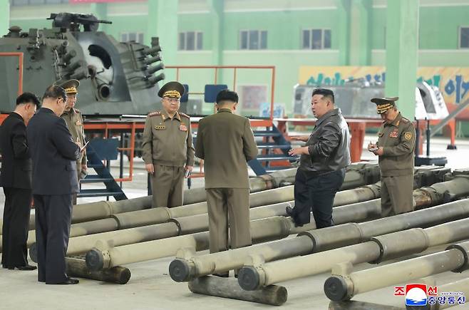북한 김정은이 중요땅크(탱크)공장을 현지지도하고 생산실태와 현대화사업 정형(경과), 탱크 핵심기술 연구과제 수행 정형을 파악했다고 조선중앙통신이 4일 보도했다. 탱크공장 방문에는 조춘룡 당 중앙위원회 비서, 김정식 당 중앙군사위원, 김용환 국방과학원 원장 등이 동행했다. 조선중앙통신 캡처
