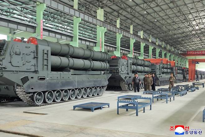 북한 김정은이 중요땅크(탱크)공장을 현지지도하고 생산실태와 현대화사업 정형(경과), 탱크 핵심기술 연구과제 수행 정형을 파악했다고 조선중앙통신이 4일 보도했다. 탱크공장 방문에는 조춘룡 당 중앙위원회 비서, 김정식 당 중앙군사위원, 김용환 국방과학원 원장 등이 동행했다. 조선중앙통신 캡처