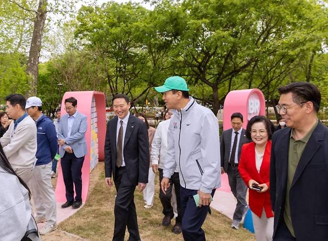 5일 어린이날을 맞이해 서울 어린이대공원에 공개된 '핑크드림가든'에 오세훈 서울시장(오른쪽 가운데)이 방문해 SPC그룹 허희수 부사장(왼쪽)과 함께 정원을 둘러보고 있다. SPC 제공