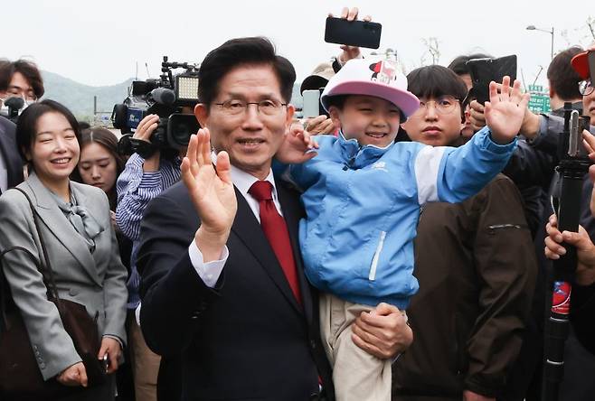 어린이를 안고 있는 金 김문수 국민의힘 대선 후보가 5일 어린이날을 맞아 서울 종로구 광화문광장 육조마당에서 열린 가족동행 축제 '펀펀한 광화문광장'을 방문해 어린아이를 안아주고 있다. 뉴스1