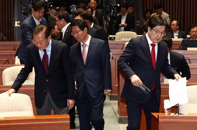 국민의힘 권영세 비상대책위원장과 권성동 원내대표가 5일 국회에서 열린 의원총회에 입장하고 있다. /사진=뉴스1화상
