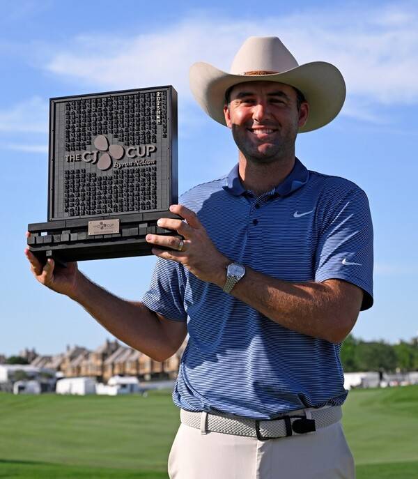 2025년 미국프로골프(PGA) 투어 더 CJ컵 바이런 넬슨 대회 우승을 차지한 세계랭킹 1위 스코티 셰플러가 우승 트로피를 들고 기념 촬영하는 모습이다. 사진제공=Getty Images for THE CJ CUP Byron Nelson