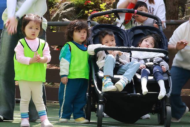 두 어린이집 아이들이 ‘상어가족’ 노래에 맞춰 율동을 하는 선생님을 보고 있다. 김혜윤 기자 unique@hani.co.kr