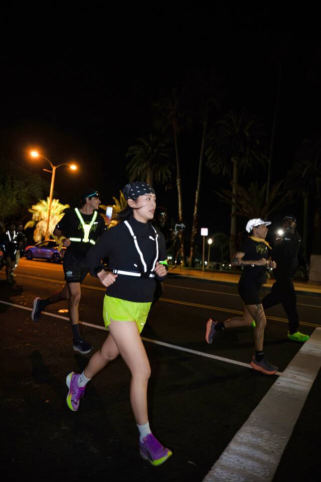 트레일러닝 크루 ‘꼬뮨 드 서울’의 이신명씨가 지난 3월 말 미국 로스앤젤레스, 라스베이거스 등지에서 열린 비공식 장거리 달리기 대회 ‘더 스피드 프로젝트’에서 달리고 있다. 블룸스튜디오 제공