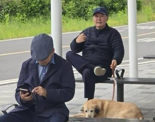 5일 서울 동작대교 부근 한강공원에서 포착된 윤석열 전 대통령. 온라인 커뮤니티 갈무리