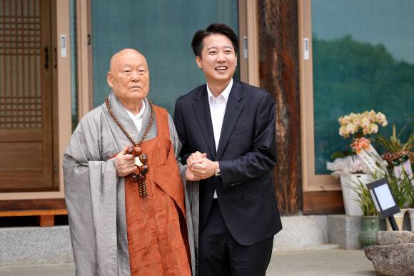 이준석 개혁신당 대통령 후보가 5일 부처님오신날 봉축대법회에 참석하기 위해 대구 동화사를 방문했다. 이준석 캠프 제공