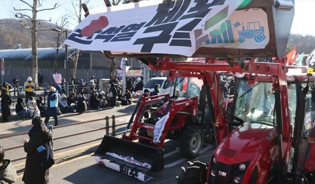 내란죄 피의자 윤석열 전 대통령의 구속을 촉구하며 트랙터·화물트럭 등을 타고 상경하던 농민들이 지난해 12월22일 오전 서울 관악구 과천대로 남태령고개 인근에서 경찰과 대치하고 있다. 김혜윤 기자 unique@hani.co.kr