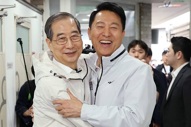 제21대 대통령 선거 출마를 선언한 한덕수 전 국무총리가 2일 서울 종로구 주민공동시설 ‘새뜰집\\\' 온기창고에서 오세훈 서울시장과 만나 포옹을 하고 있다. 공동취재사진