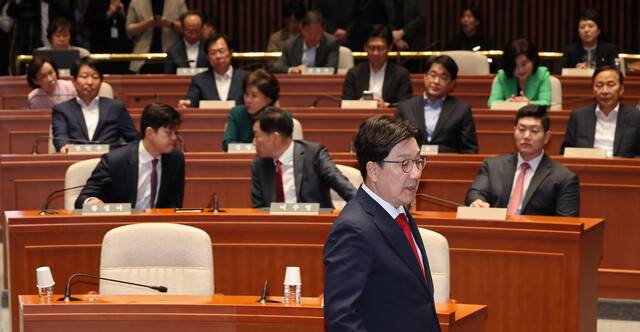 국민의힘 권성동 원내대표가 5일 서울 여의도 국회에서 열린 의원총회에 참석해 발언하기 위해 단상으로 향하고 있다. 연합뉴스