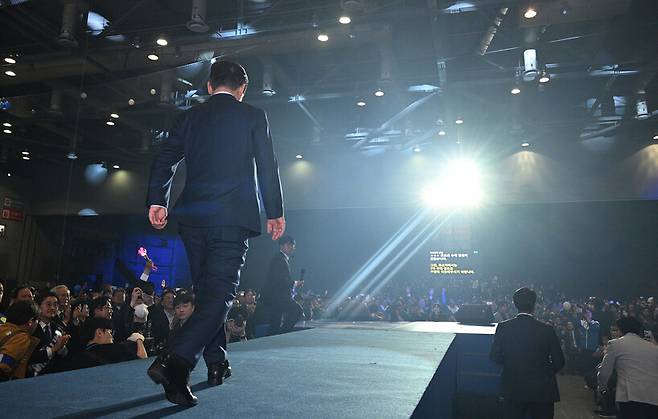 이재명 더불어민주당 대선 후보가 2025년 4월27일 오후 경기 고양시 킨텍스에서 열린 민주당 제21대 대통령선거 후보자 선출을 위한 수도권·강원·제주 합동연설회에 참석해 수락연설을 위해 이동하고 있다. 공동취재사진