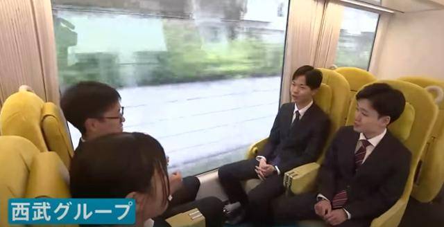 일본 철도·부동산 업체 세이부그룹 신입사원들이 입사식이 열린 지난달 1일 특급열차 '신입사원호'를 타고 있다. 세이부는 이날 도쿄에서 사이타마현 입사식장 인근 역까지 신입사원들을 위한 전용 열차를 특별 편성해 운행했다. TBS방송 유튜브 캡처