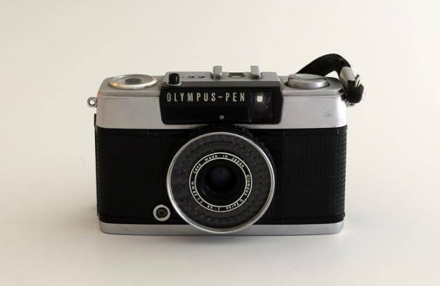 올림푸스 펜 하프사이즈 카메라. 셔터를 누르면 필름의 반 컷만 감광되는 구조의 절약형 카메라다. 24컷짜리 필름 한 통으로 48컷 이상을 찍을 수 있어 인기가 많았다. 한국일보 자료사진