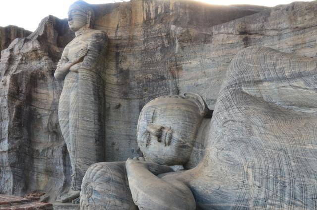 폴로나루의 갈비하라 석굴. 부드럽고 우아한 표정의 와불은 싯다르타가 열반에 들었던 순간을 표현한 것이다. 한국일보 자료사진