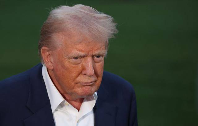 도널드 트럼프 미국 대통령이 플로리다에 위치한 자신의 리조트에서 워싱턴 백악관으로 돌아온 4일 사우스론에서 기자들로부터 질문을 받고 있다. 워싱턴=AFP 연합뉴스