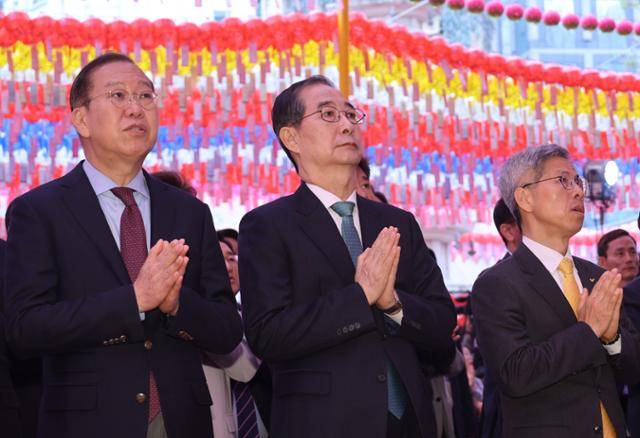 한덕수 전 국무총리가 5일 서울 종로구 조계사에서 열린 불기 2569년 부처님오신날 봉축법요식에서 합장하고 있다. 연합뉴스