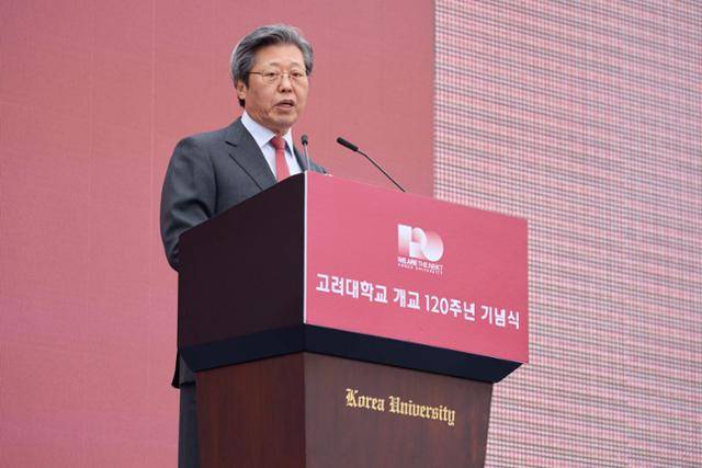 제35대 교우회장인 승명호 한국일보·동화그룹 회장이 5일 고려대 개교 120주년 기념식에서 축사하고 있다. 고려대 제공