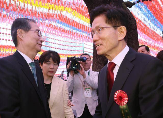 김문수 국민의힘 대선 후보와 한덕수 전 국무총리가 5일 서울 종로구 조계사에서 열린 부처님오신날 봉축법요식에서 악수하고 있다. 왕태석 선임기자