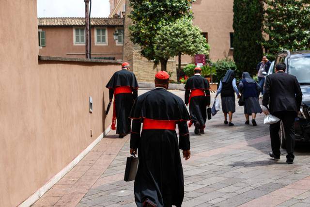 추기경들이 5일 이탈리아 로마에서 차기 교황 선출을 위한 추기경단 비밀회의인 콘클라베에 참석하기 위해 이동하고 있다. 로마=로이터 연합뉴스