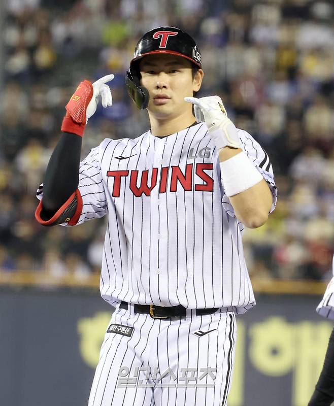 올 시즌 각종 타격 지표가 크게 떨어진 상태인 LG 홍창기. 사진은 지난달 16일 잠실 삼성전에서 적시타를 때려낸 뒤 세리머니하는 홍창기의 모습. 잠실=정시종 기자 /2025.04.16.