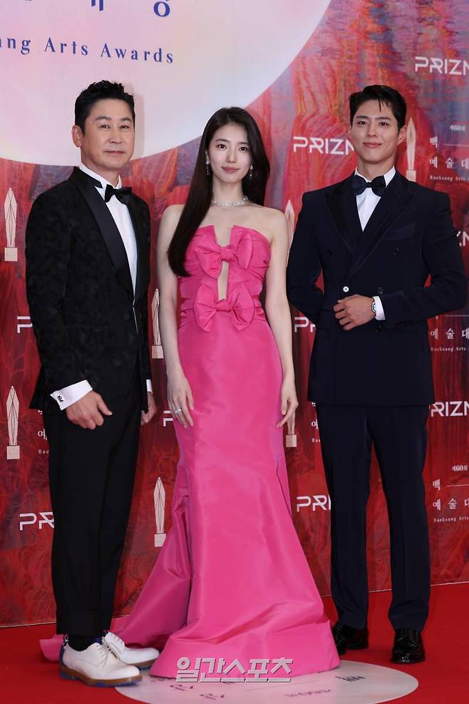 MC 신동엽, 수지, 박보검이 7일 오후 서울 강남구 코엑스 D홀에서 열린 '제60회 백상예술대상' 레드카펫 행사에 참석해 포즈를 취하고 있다. '제60회 백상예술대상'은 1965년부터 한국 대중문화 예술의 발전과 예술인의 사기진작을 위해 제정한 시상식이다. 서병수 기자 qudtn@edaily.co.kr /2024.05.07/