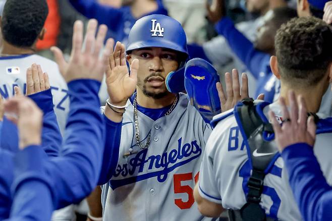 <yonhap photo-3197=""> epa12074286 Los Angeles Dodgers shortstop Mookie Betts is greeted in the dugout after scoring against the Atlanta Braves during the sixth inning of an MLB baseball game between the Los Angeles Dodgers and the Atlanta Braves in Atlanta, Georgia, USA, 04 May 2025. EPA/ERIK S. LESSER/2025-05-05 11:17:59/ <저작권자 ⓒ 1980-2025 ㈜연합뉴스. 무단 전재 재배포 금지, AI 학습 및 활용 금지></yonhap>