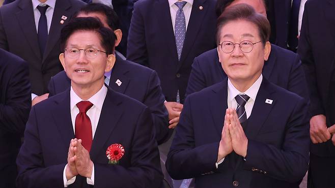 부처님오신날 만난 더불어민주당 이재명 대선후보와 국민의힘 김문수 대선후보