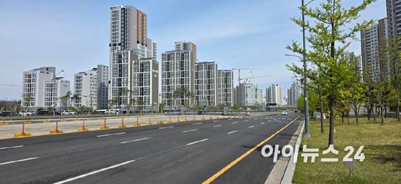 운정중앙역 인근에서 신축 아파트 단지 공사가 진행 중이다. [사진=이수현 기자]