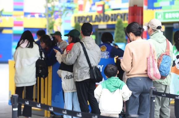 5일 낮 강원 춘천시 중도동 레고랜드 테마파크 입구에서 방문객이 입장을 기다리고 있다. 2025.5.5 [사진=연합뉴스]