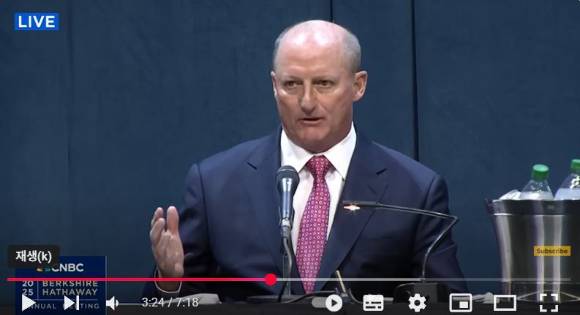 2025년 버크셔 해서웨이 연례 주주총회에서 후계자 지명을 받은 그레그 에이블. [사진=CNBC 라이브 유튜브 캡처]